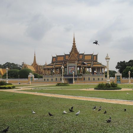 Khollywood Hotel Phnom Penh Exterior photo