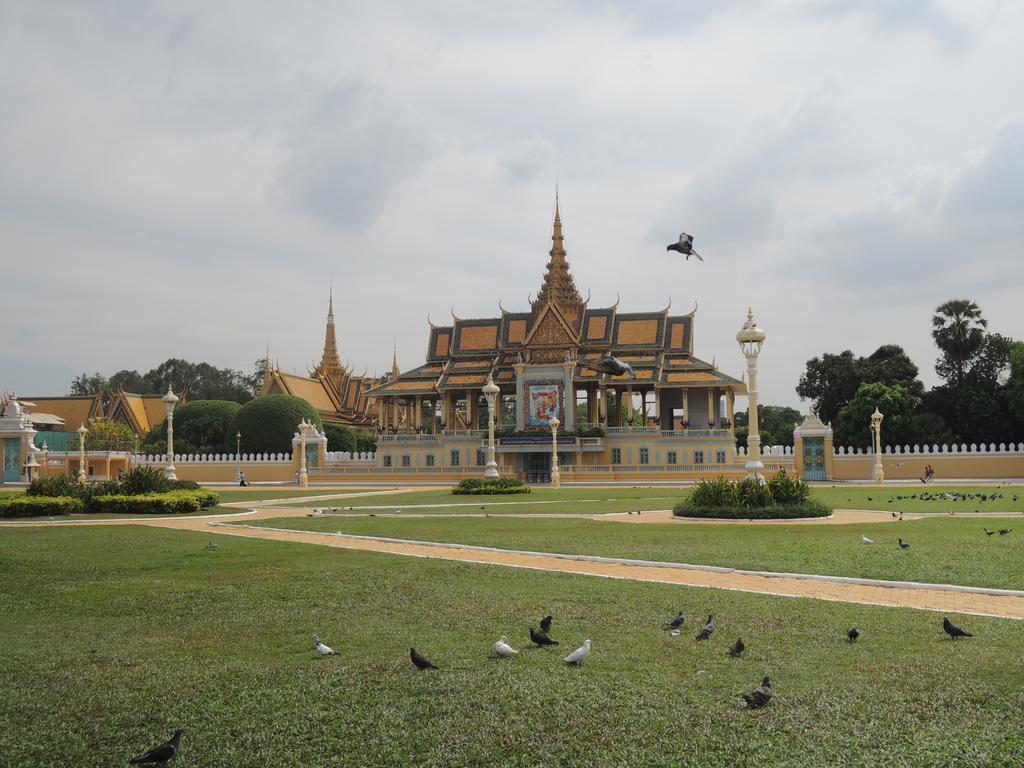 Khollywood Hotel Phnom Penh Exterior photo